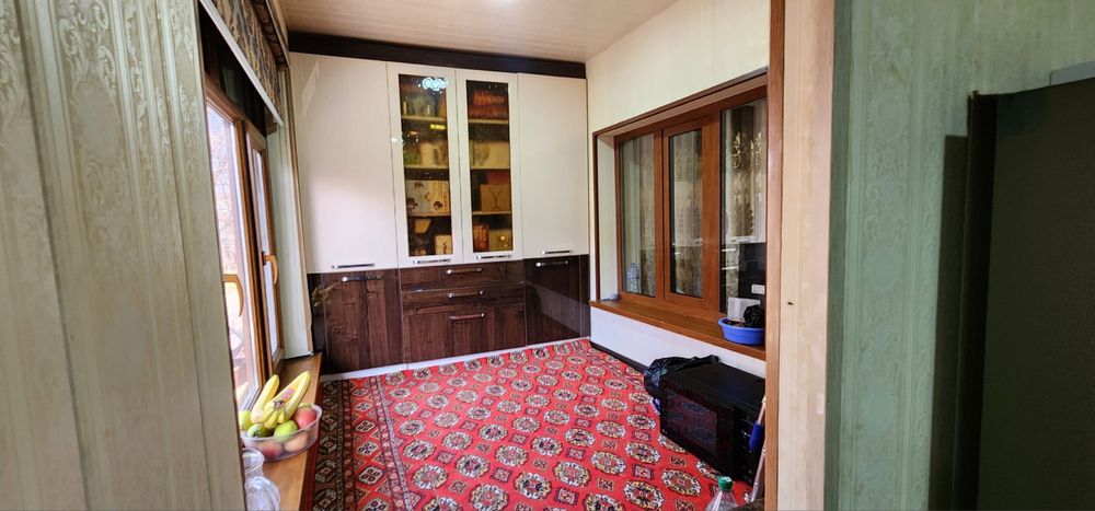 Uy sotiladi srochna 3 xonali yevro remont. xokimiyat yonida