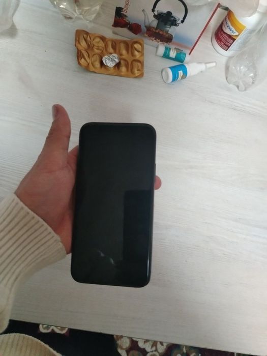 Iphone 11 pro 64gb 82% yomkst hamma joyi radnoy zaryadchik bilan birga