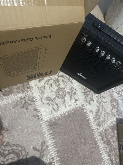 Електрическа китара и усилвател max