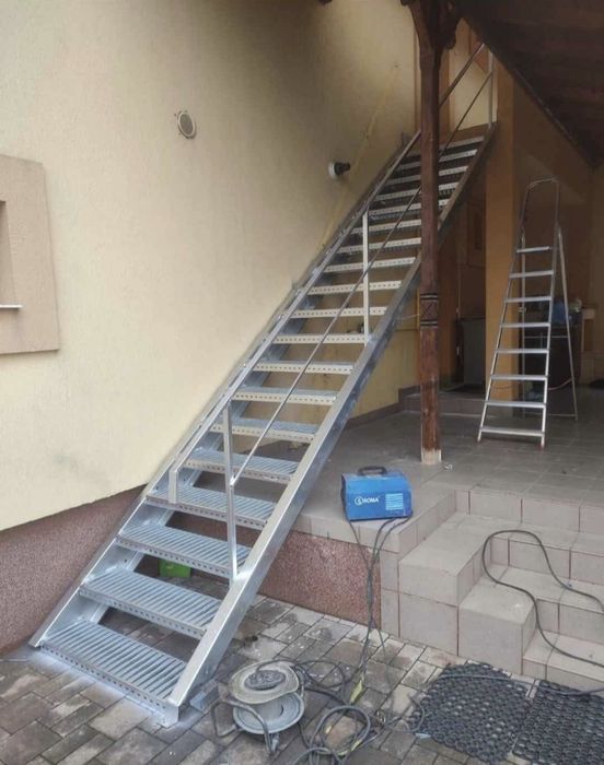 Scări metalice zincate