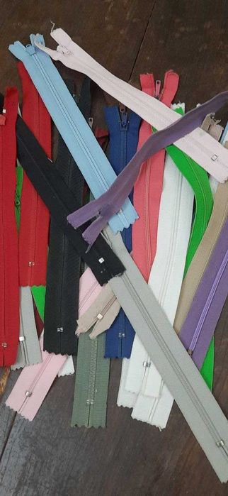 Продаются молнии для одежды. Состояние новые. В количестве 26 штук.