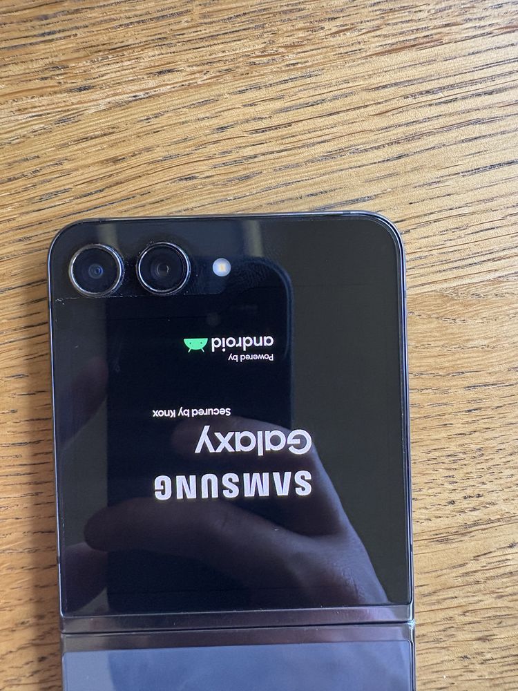 Samsung Galaxy Z flip 5 с гаранция за части