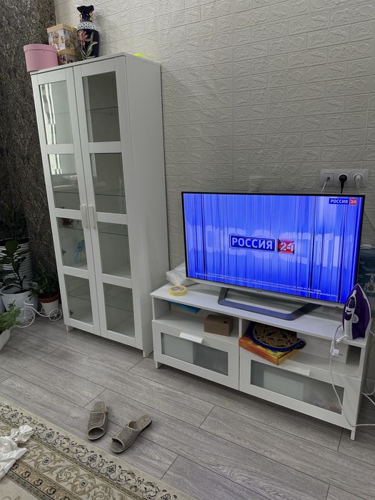Шкаф стекляный и тумба под ТВ