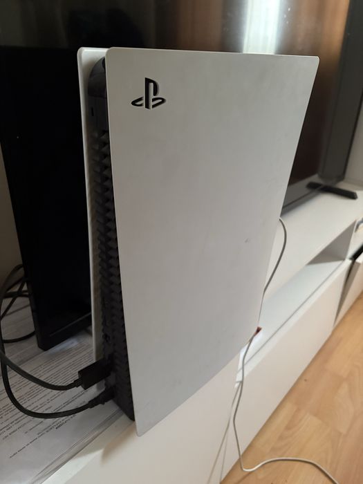 PlayStation 5 (Disc Version) + 3 джойстика + FIFA 25 подарък