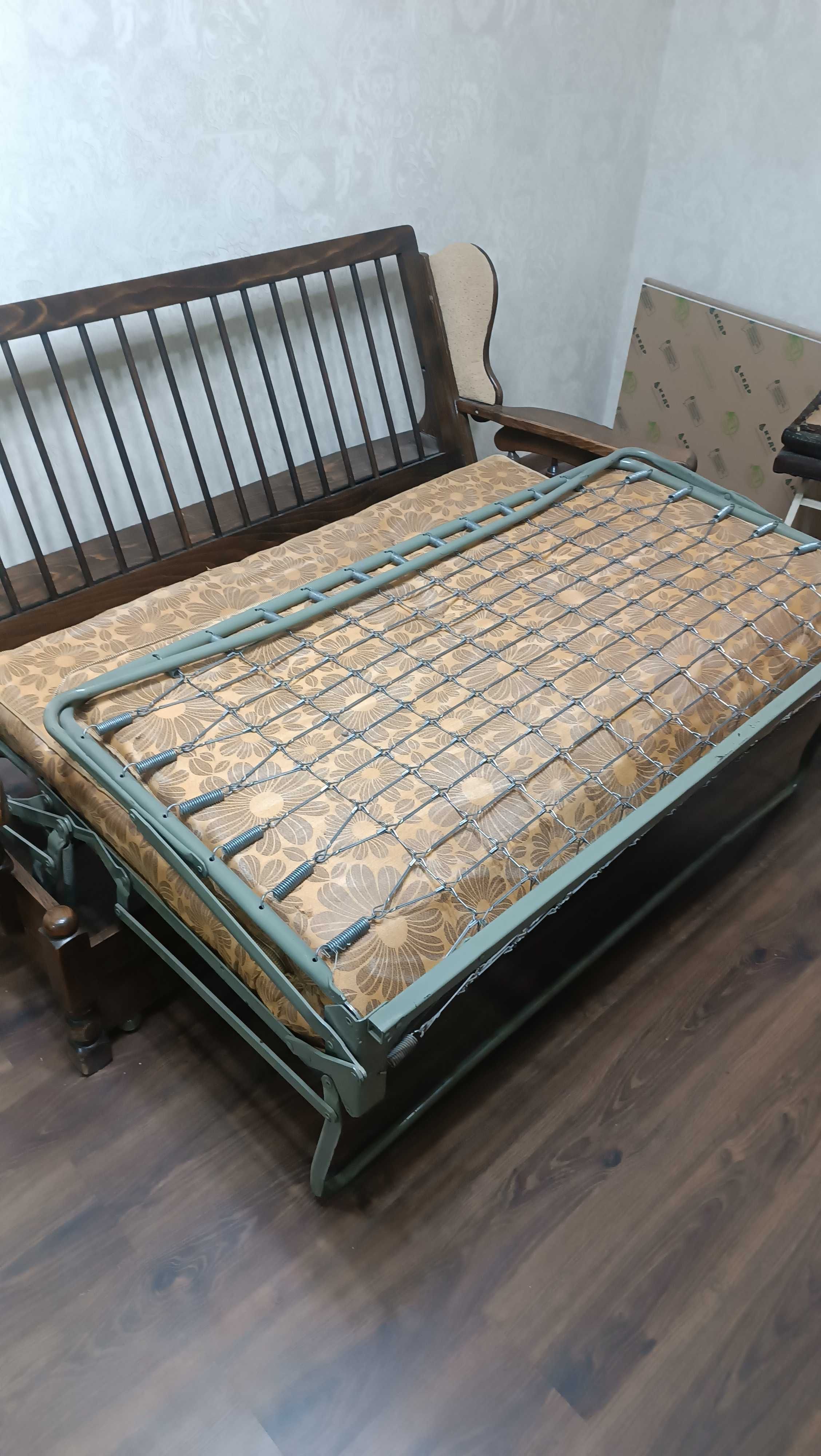 Продам диван массив орех раскладной