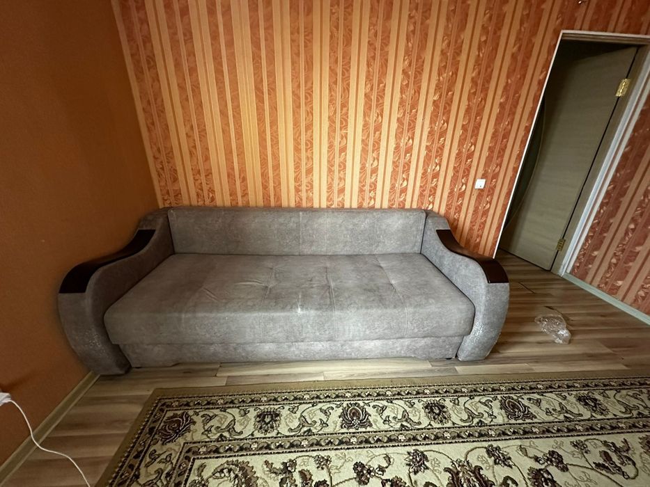 Срочно продаю диван в отличном состояние