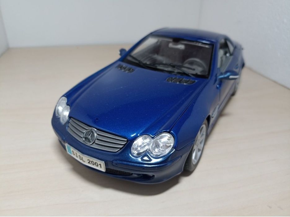 Mercedes Benz sl class 
Scara 1:18
Producător maisto 
Material metal+p