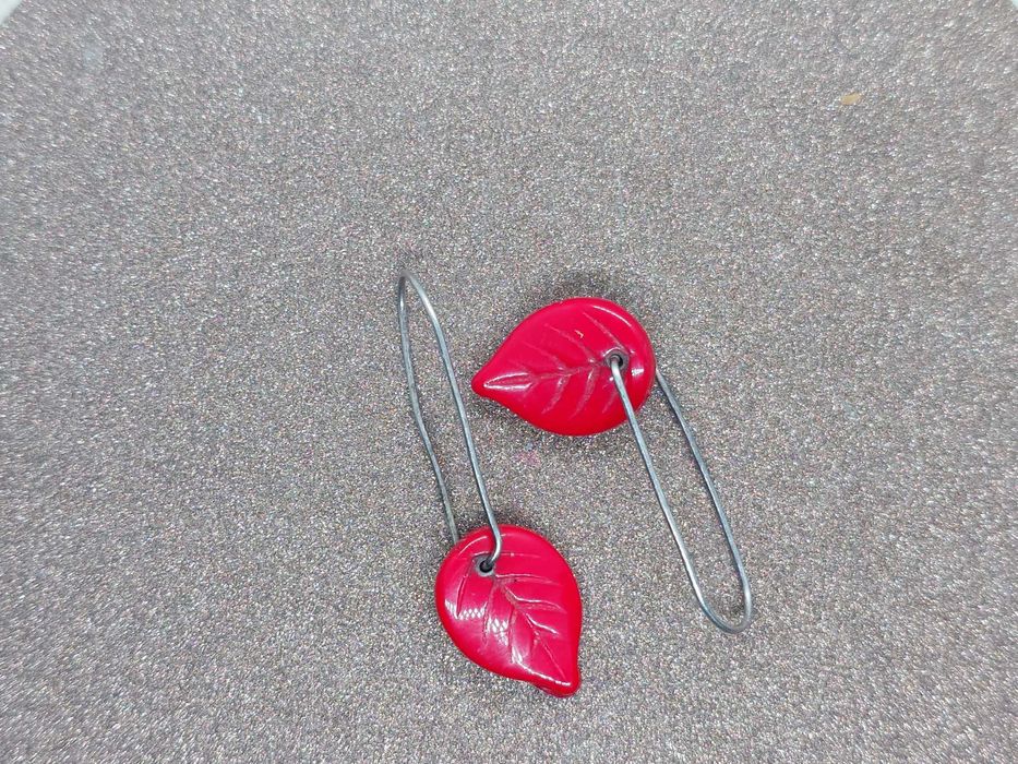 Cercei din argint cu coral sculptat în formă de frunză