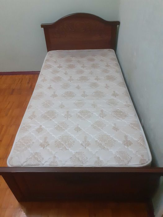 Одноместная спальная кровать в хорошем состоянии б/у.