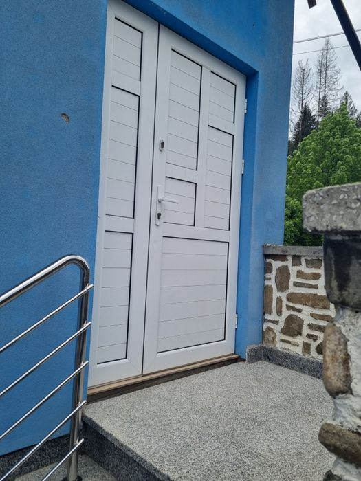 Vând usa de aluminiu
