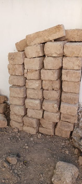 Шлакоблок және кесек кірпіштер сатылады