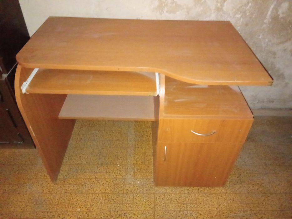 Бюро със шкафчета