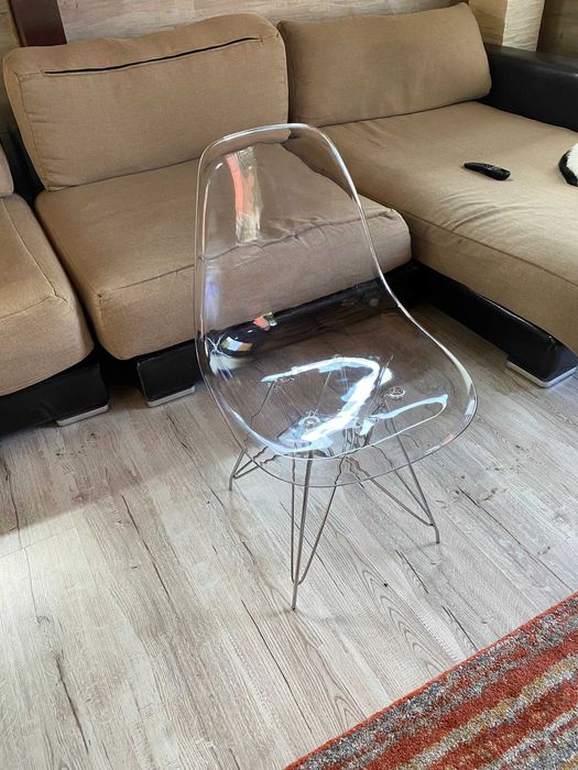 Scaune transparente