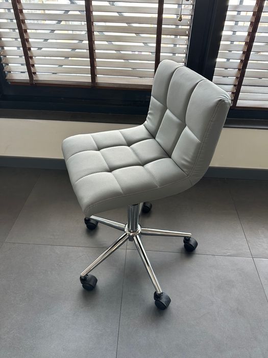 Сив Стол на колелца Queens с безплатна доставка и 2г гаранция