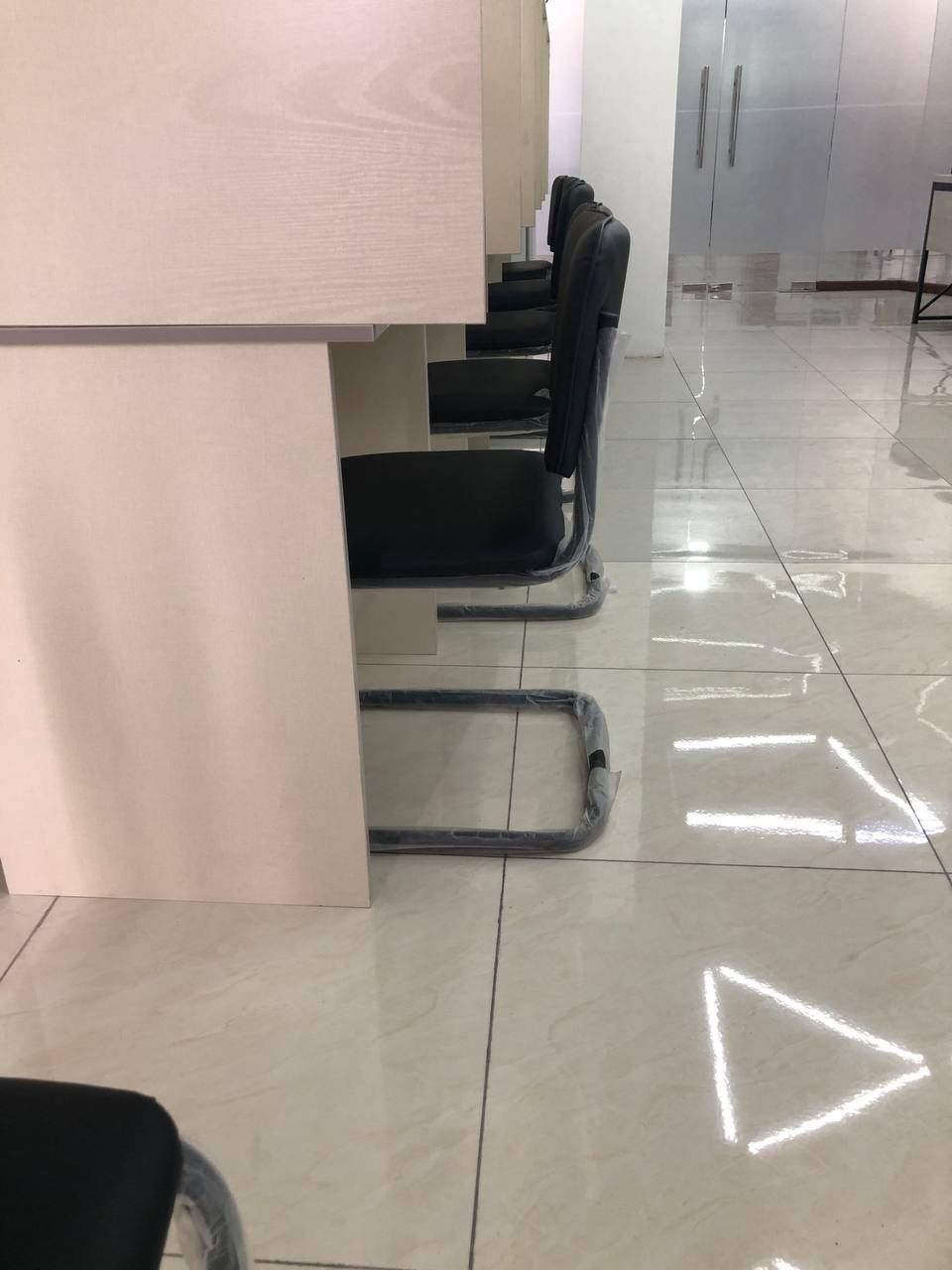 Mebel stul sotiladi qziqan odamga kelishtrib beriladi holati yangi