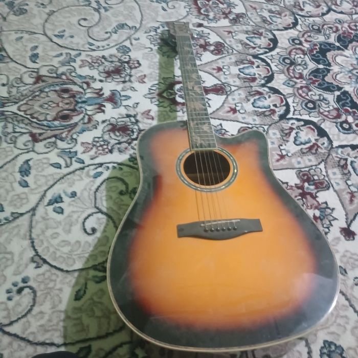 Gitara yangidek deyarli ishlatilmagan