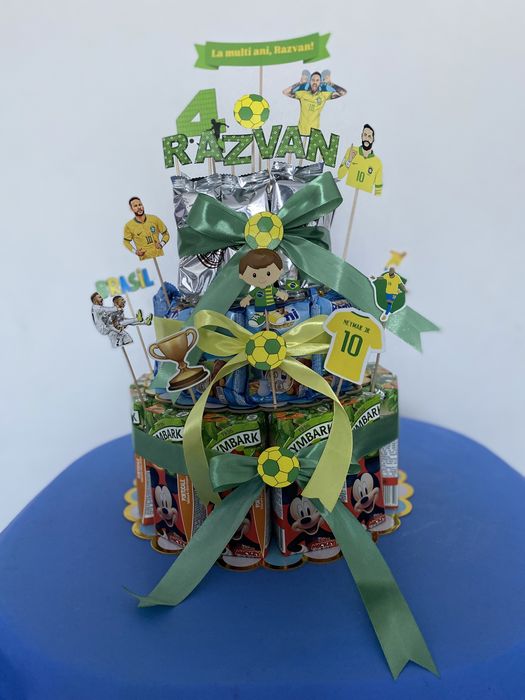 Tort dulciuri ambalate.