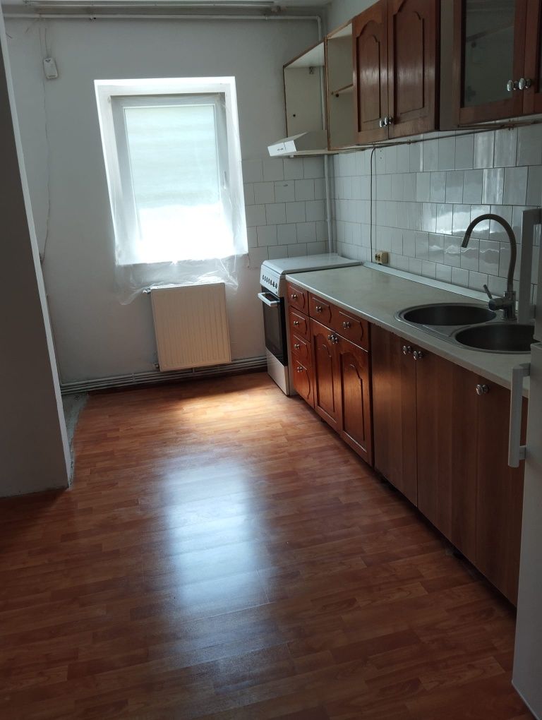 Vând apartament 4 camere zonă bună Calea București Brașov