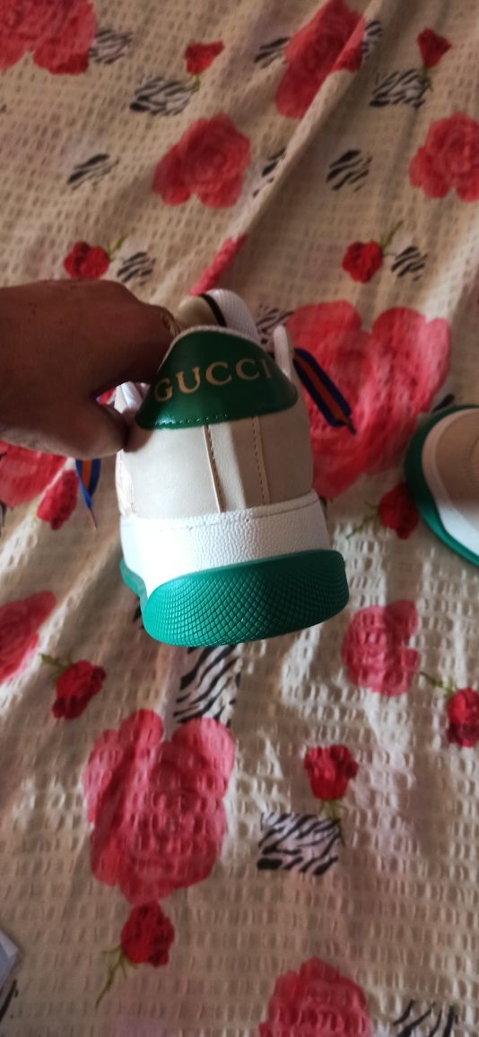 Adidași detalii in privat