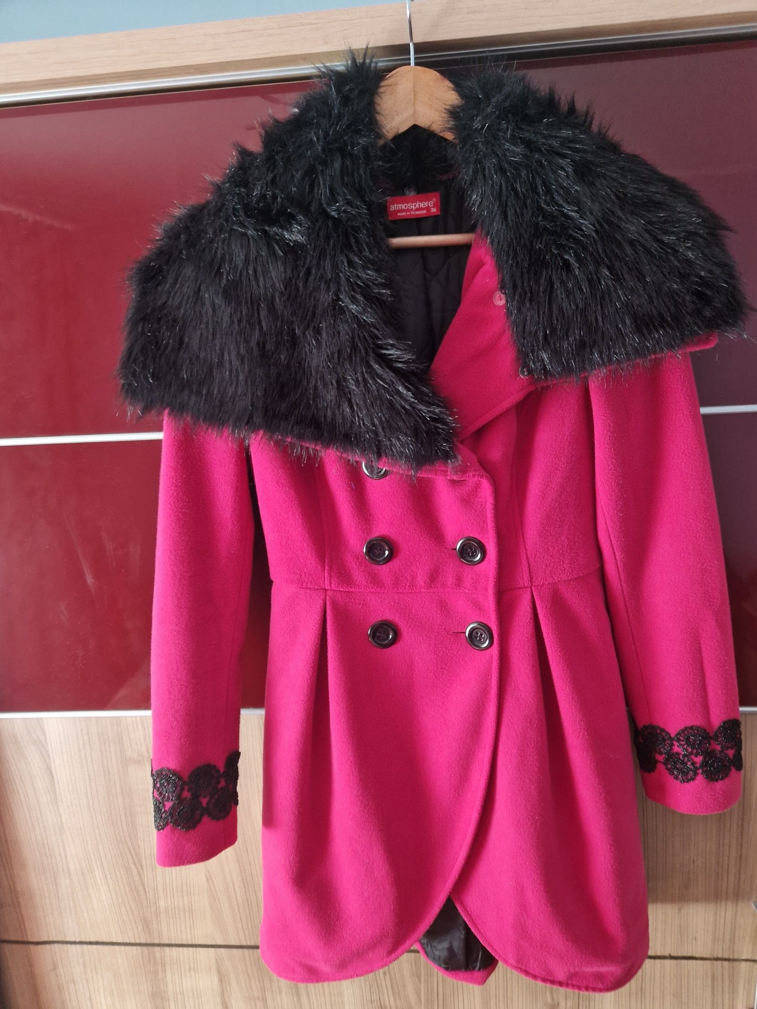 Palton stofa roz cu broderie Atmosphere fashion ,cu blana la gat,mărim