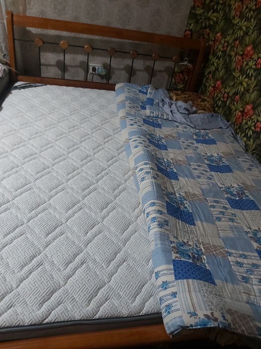Продать кровать и матрас хорошие