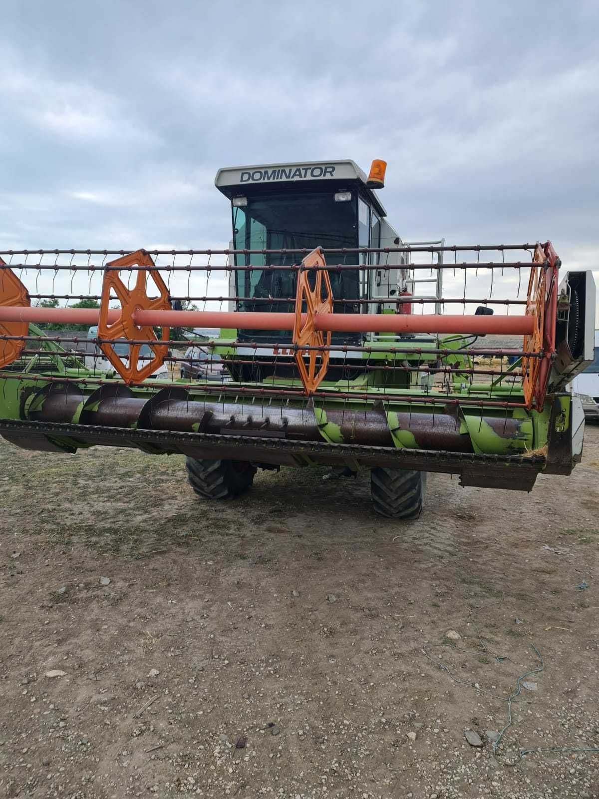Combina Claas Dominator 150