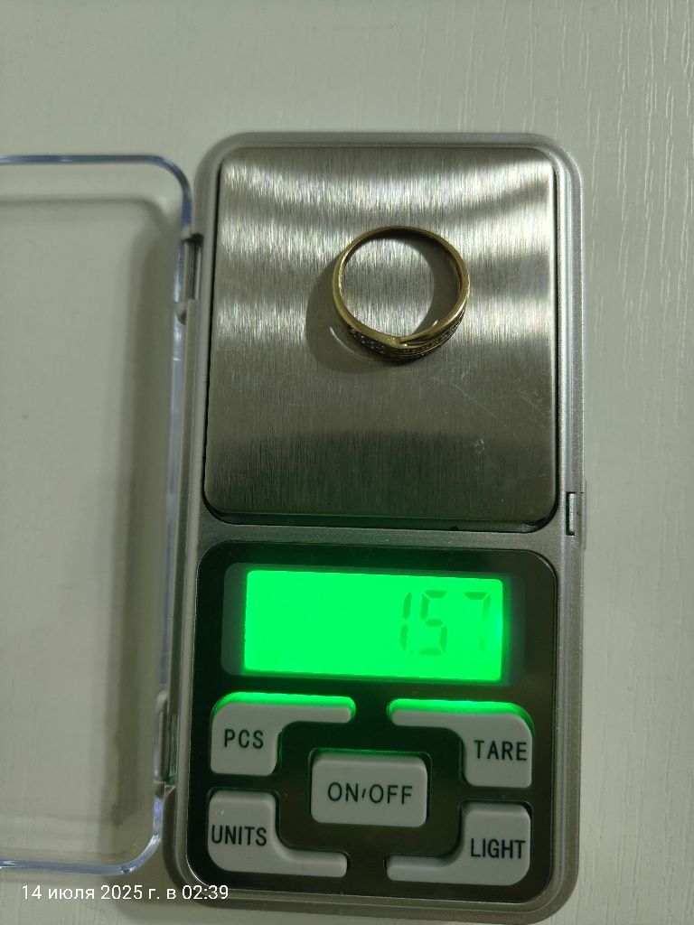Продам кольцо с бриллиантами