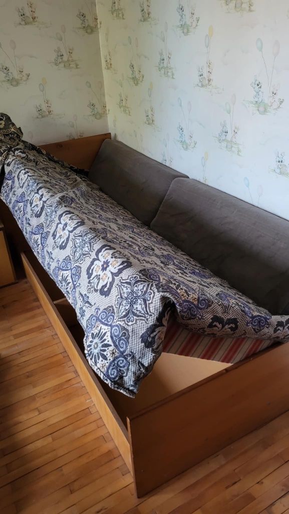 Продавам 2бр. единични легла