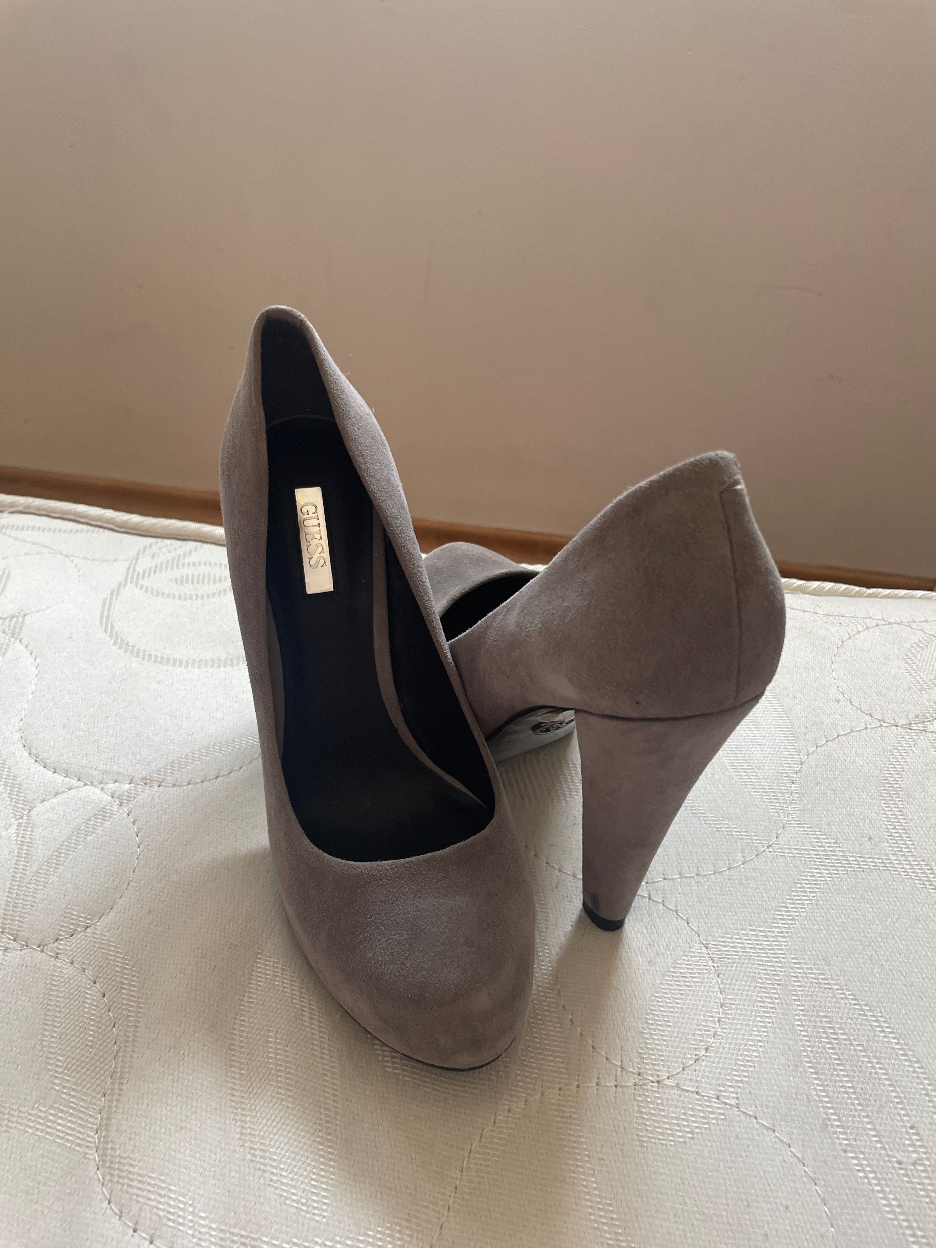 Обувки Guess чисто нови 37  2 чифта черни и сиви не са носени