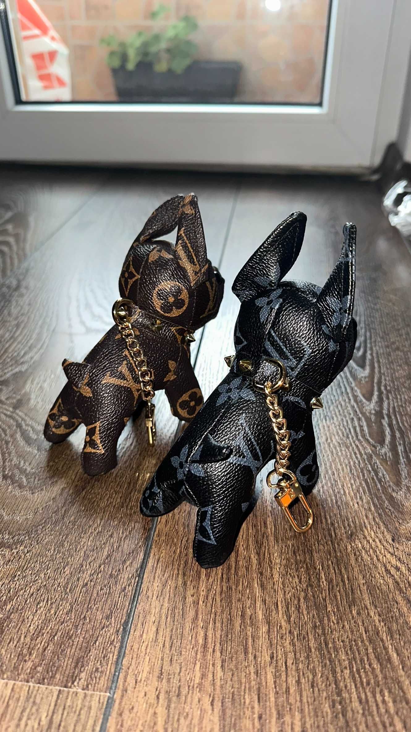 Кожен ключодържател куче Louis Vuitton LV / Висулка за дамска чанта