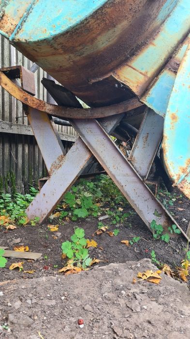 Продам бак железный примерно 10кубов