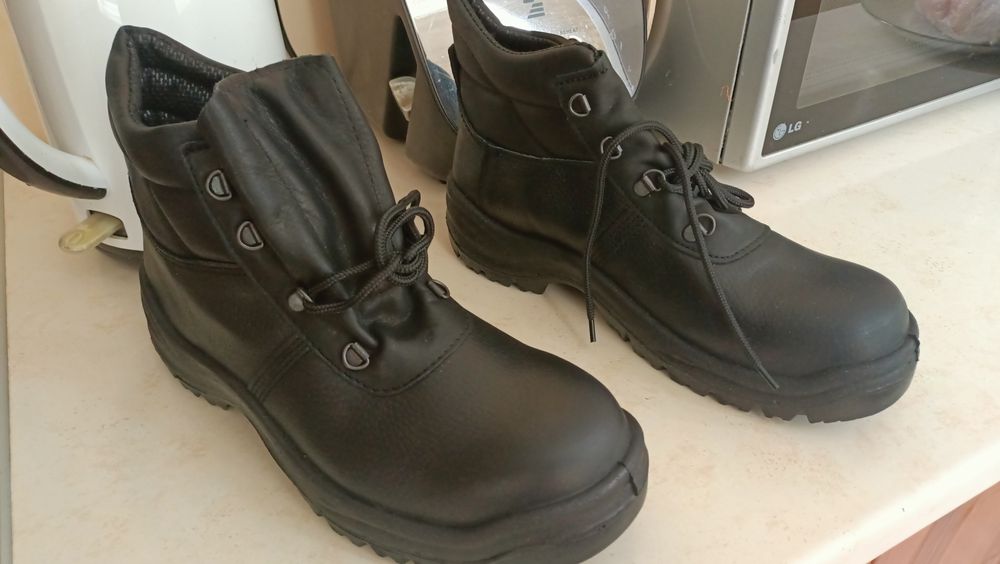 Продам:Недорого: Спец ботинки Новые