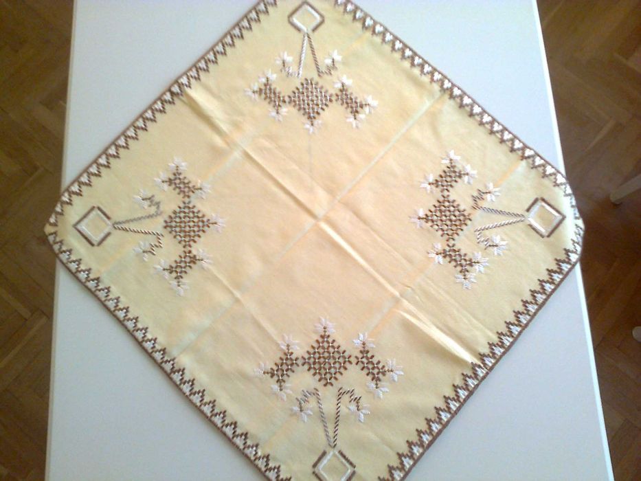 Каре българска бродерия