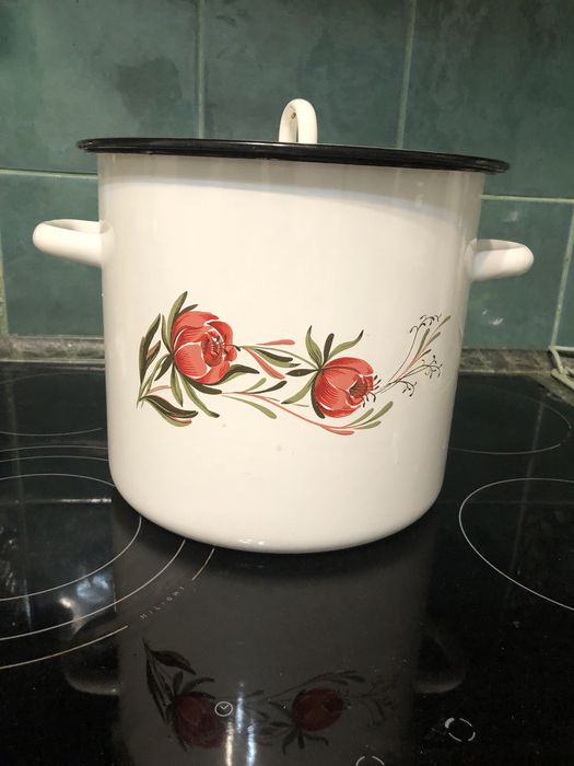 Кастрюля, новая,эмалированная, обьемом 9 литров