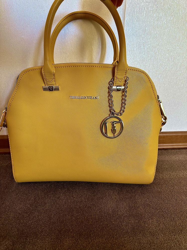 жълта кожена дамска чанта Trussardi 50лв.