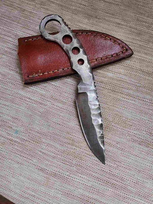 Продавам закален кован Нож с кания