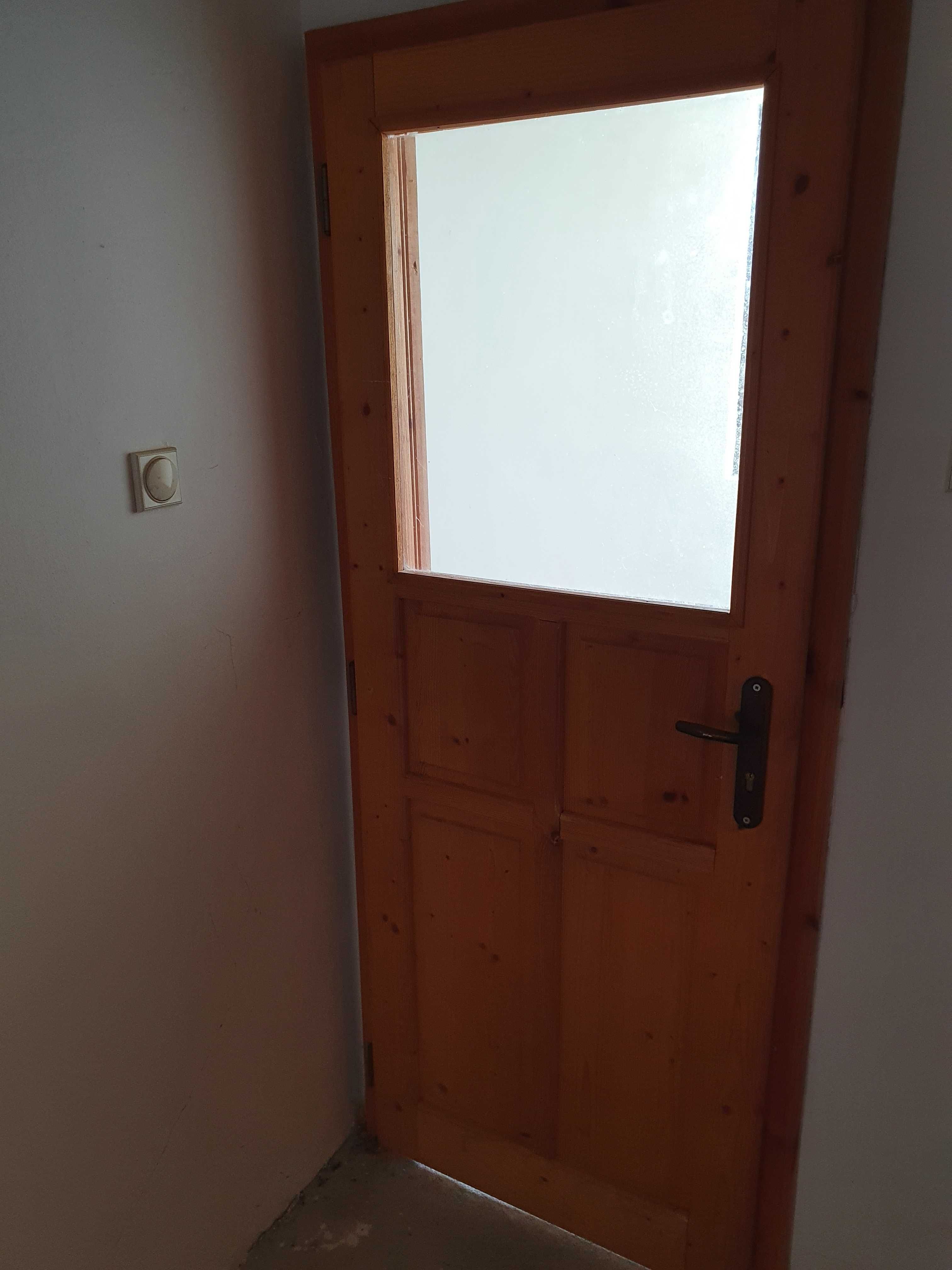 Продавам дървена врата със стъкло в горната си част.