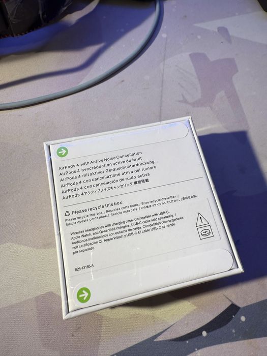 Apple Airpods 4 ( noise cancelling )