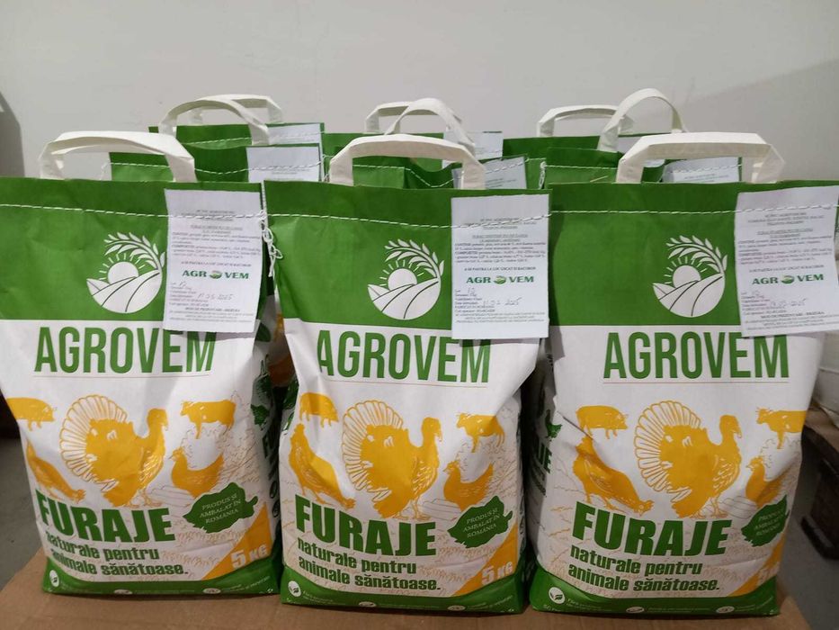 Vand furaje pentru animale de ferma