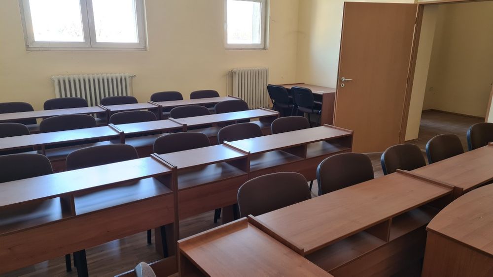 Birouri la etaj si productie la parter