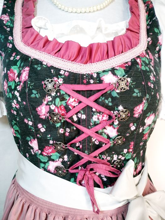 Dirndl Nr.40 - 42 Sarfan Rochie bavaeza, tiroleza 
Rochie tradițională