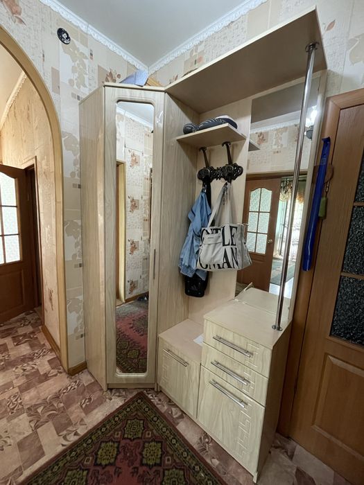 Стенку в прихожую