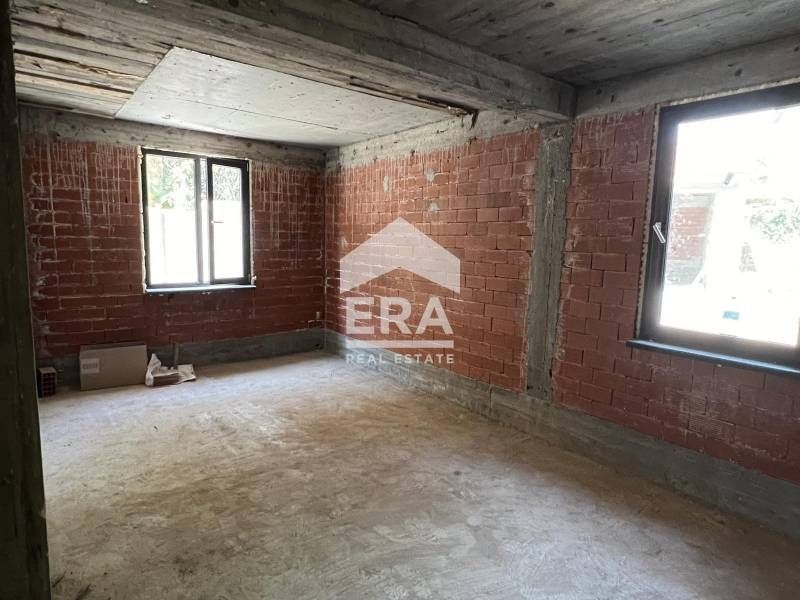 Нова двуетажна къща в кв. Любен Каравелов