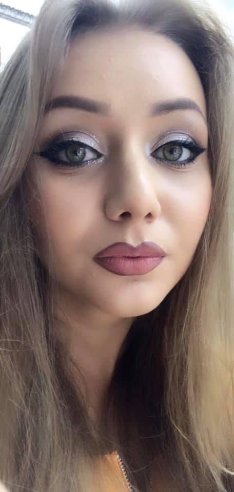 Make - up artist