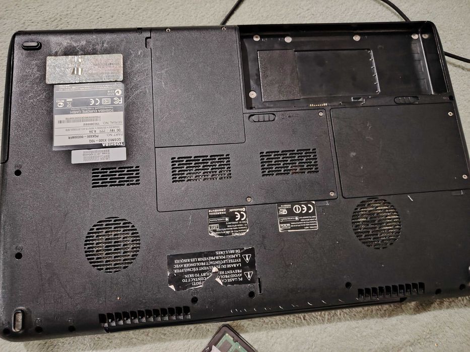 Laptop gaming accept și schinburi