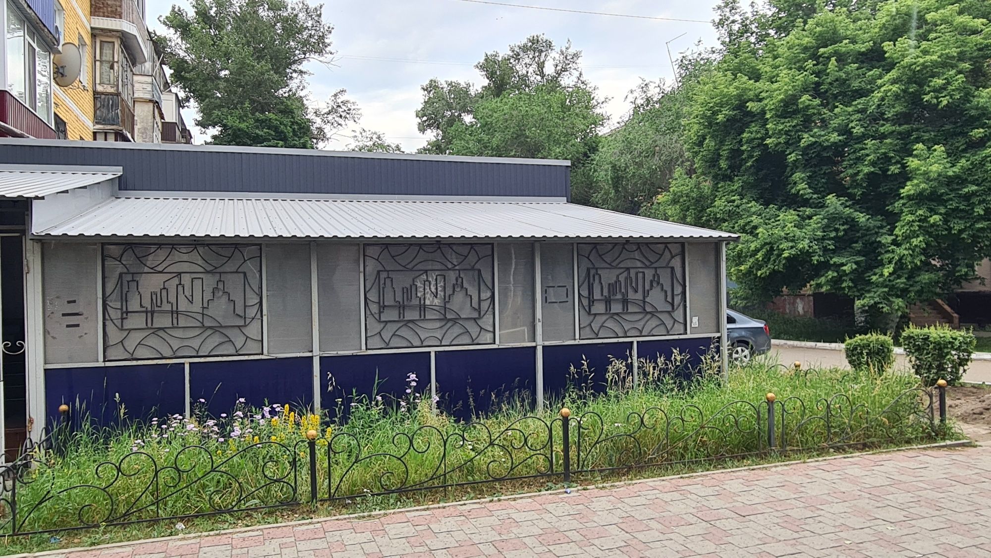 Металлоконструкцию павильон из профтрубы с крышей