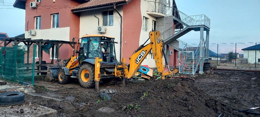 executam demolari , buldoexcavator cu picon, defrisari