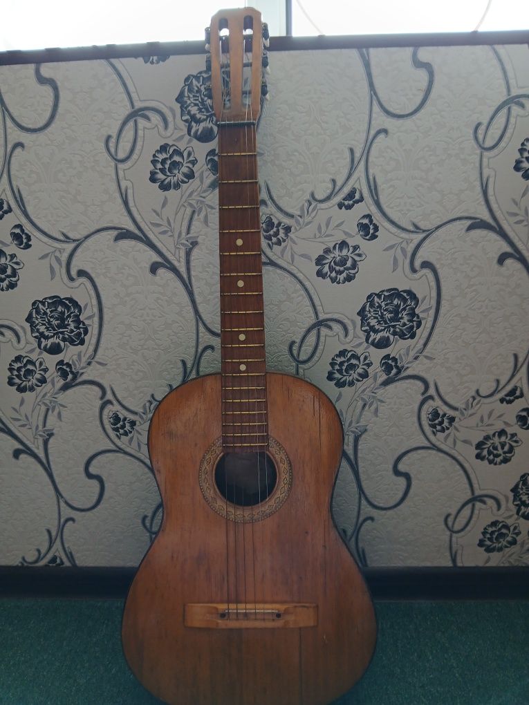 Gitara sotiladi holati yaxshi