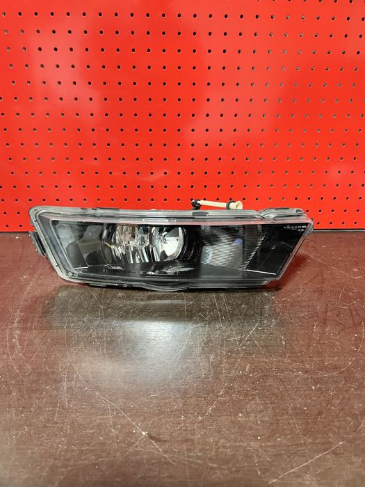 Proiector ceata dreapta Skoda Rapid an 2012-2017