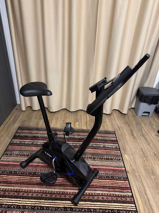 Bicicletă fitness pentru acasă, ideal pentru antrenamente zilnice